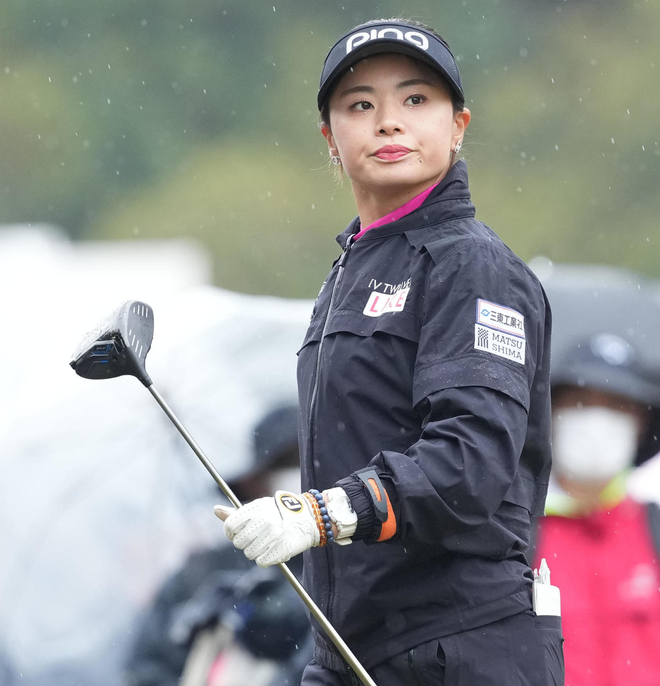 ショットを放ちフェアウエーを見る藤田かれん（撮影・たえ見朱実）