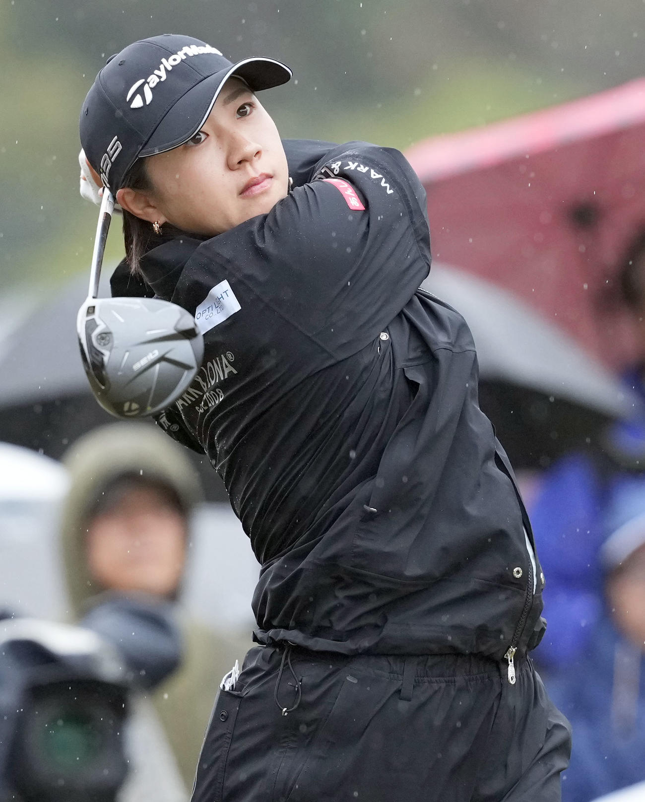 スタートホールでショットを放つ泉田琴菜（撮影・たえ見朱実）