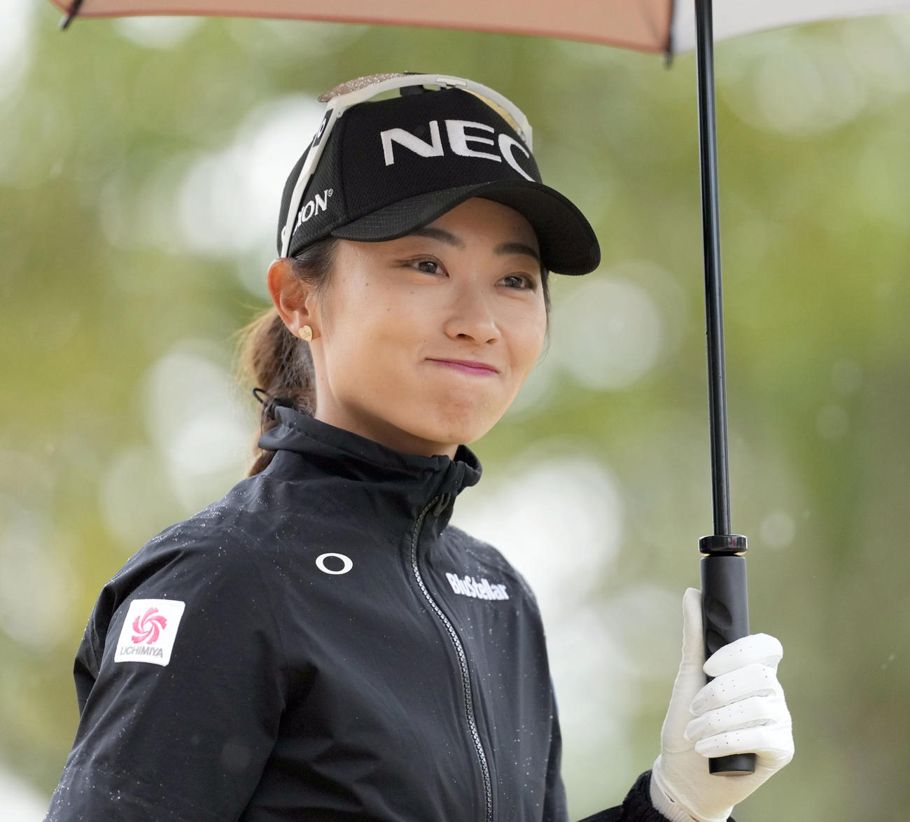 笑顔でコースへ向かう安田祐香（撮影・たえ見朱実）