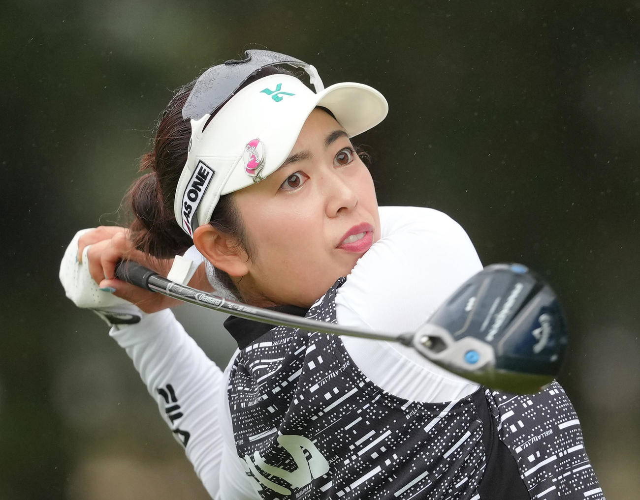 1番、ティーショットを放つ天本ハルカ（撮影・足立雅史）
