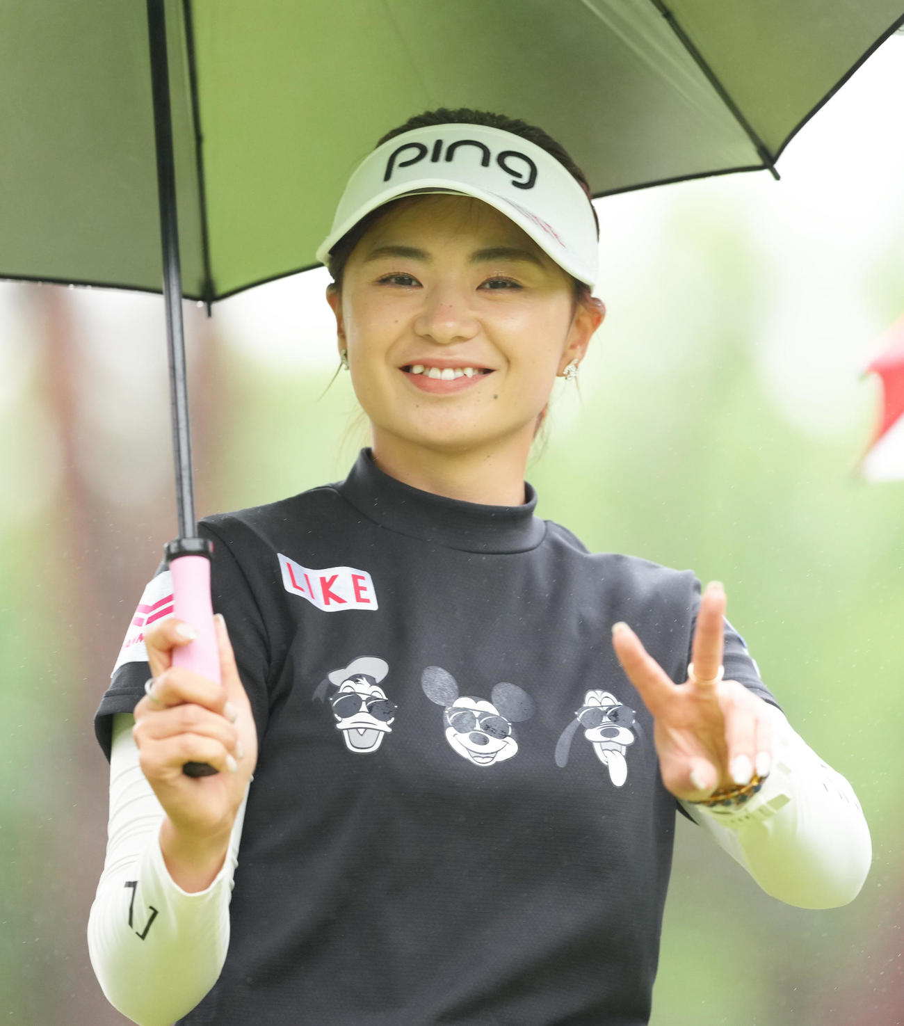 笑顔でピースする藤田か（撮影・足立雅史）