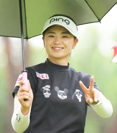 笑顔でピースする藤田か（撮影・足立雅史）
