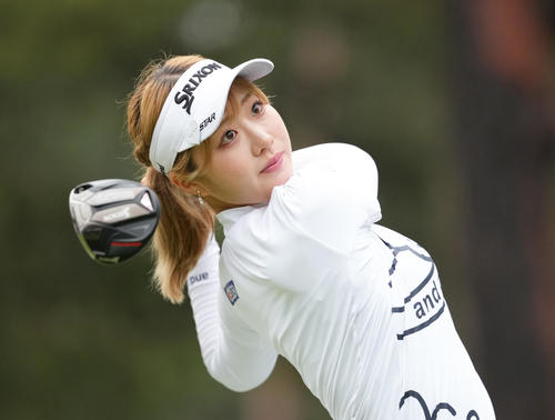 18番、ティーショットを放つ都（撮影・足立雅史）
