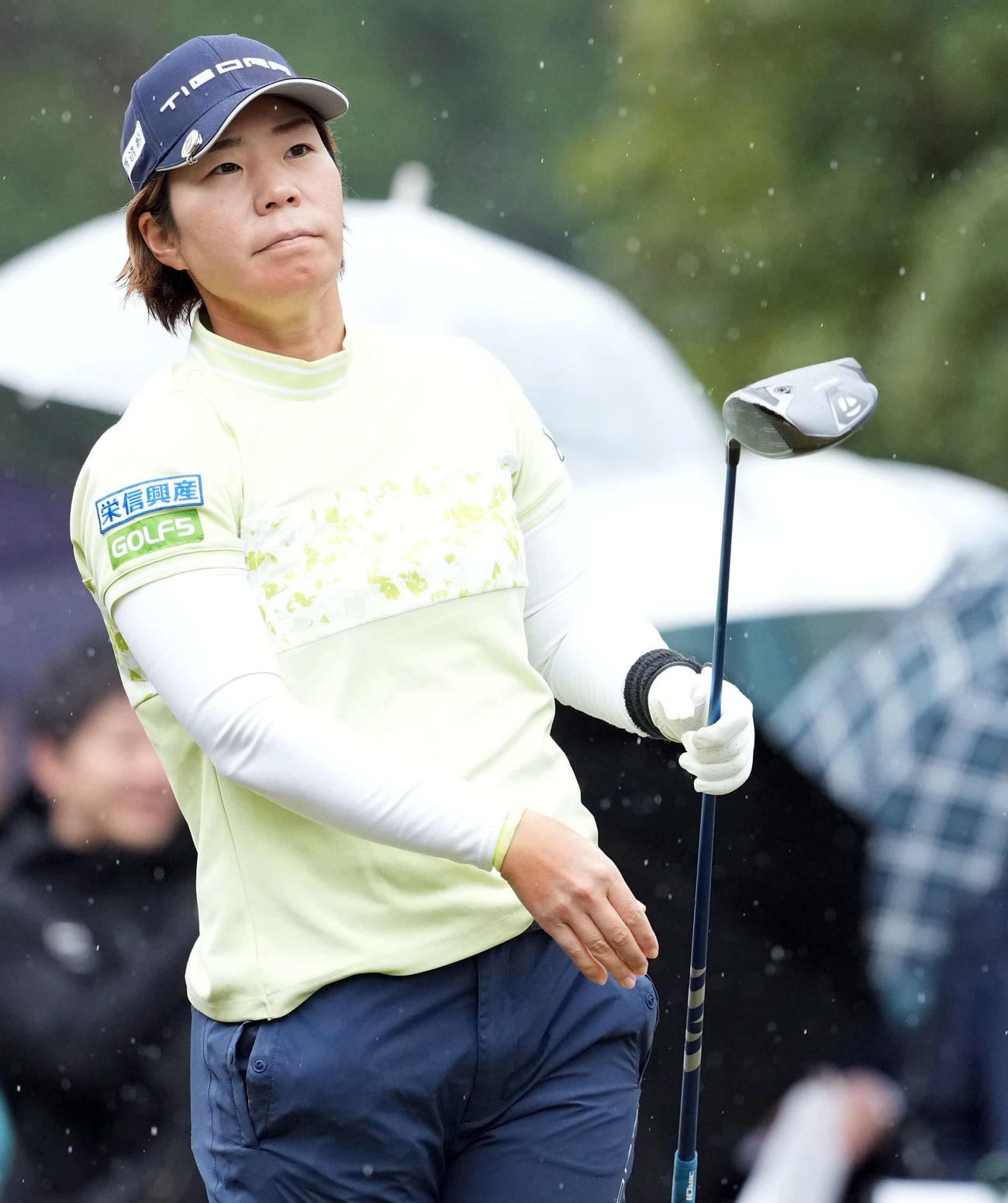 スタートホールでショットを放つ穴井詩（撮影・たえ見朱実）