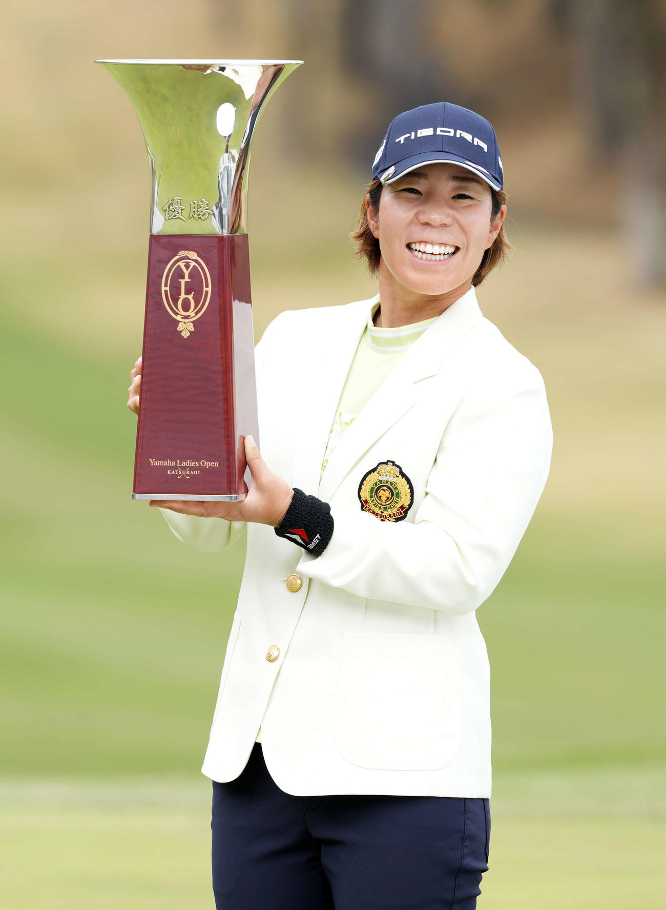 優勝トロフィーを手に笑顔の穴井（撮影・たえ見朱実）