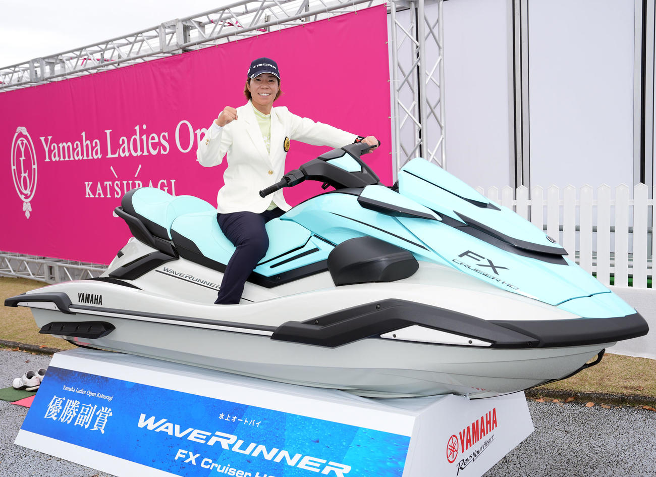 優勝を飾り副賞の水上オートバイに乗りポーズを決める穴井（撮影・たえ見朱実）