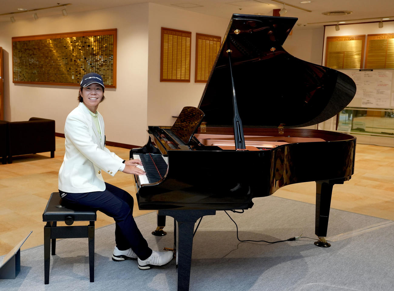 副賞のグランドピアノと記念撮影に納まる穴井（撮影・たえ見朱実）