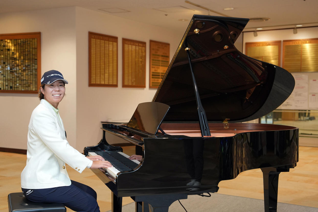 副賞のグランドピアノと記念撮影に納まる穴井（撮影・たえ見朱実）