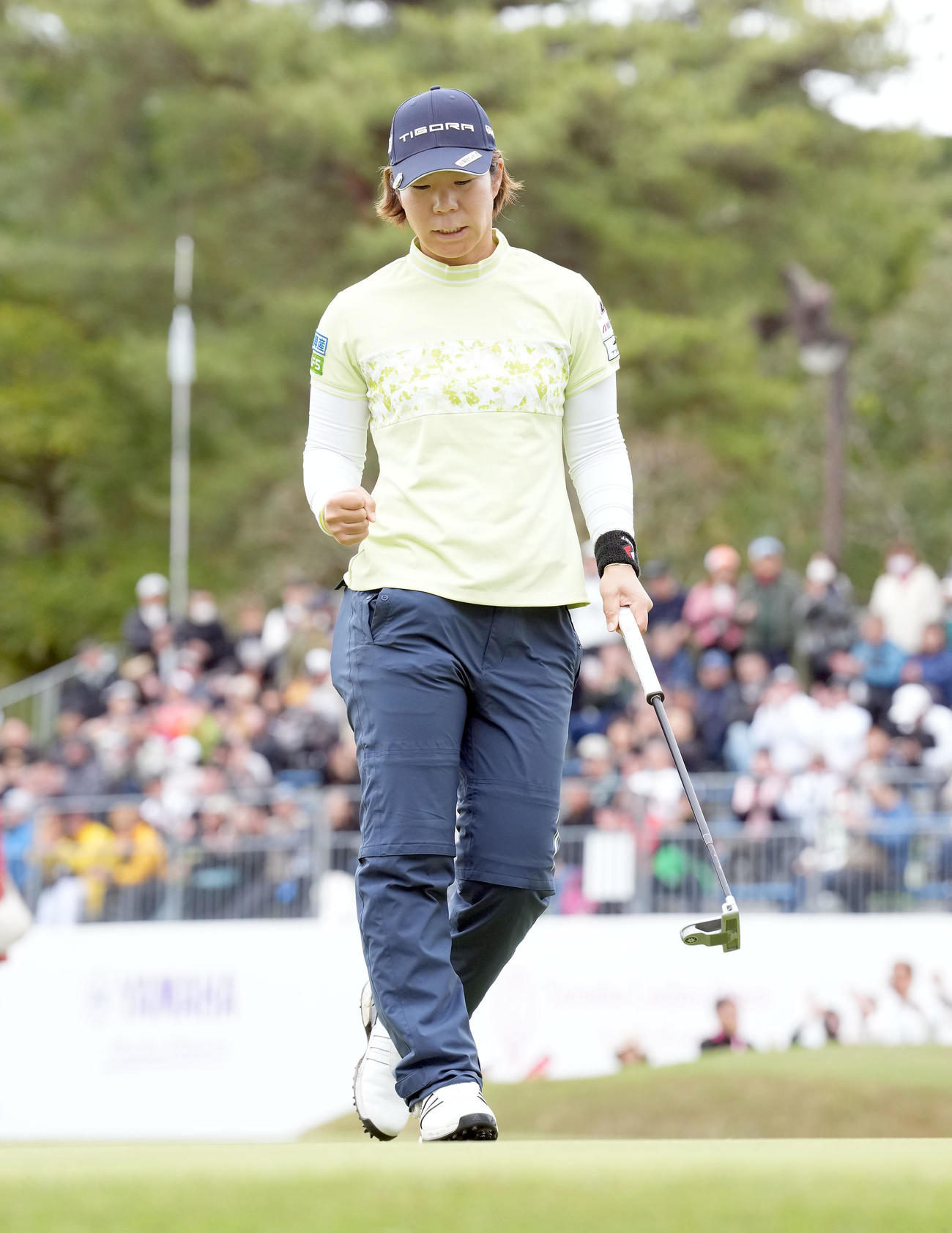 全美貞とのプレーオフを制しガッツポーズを決める穴井（撮影・たえ見朱実）