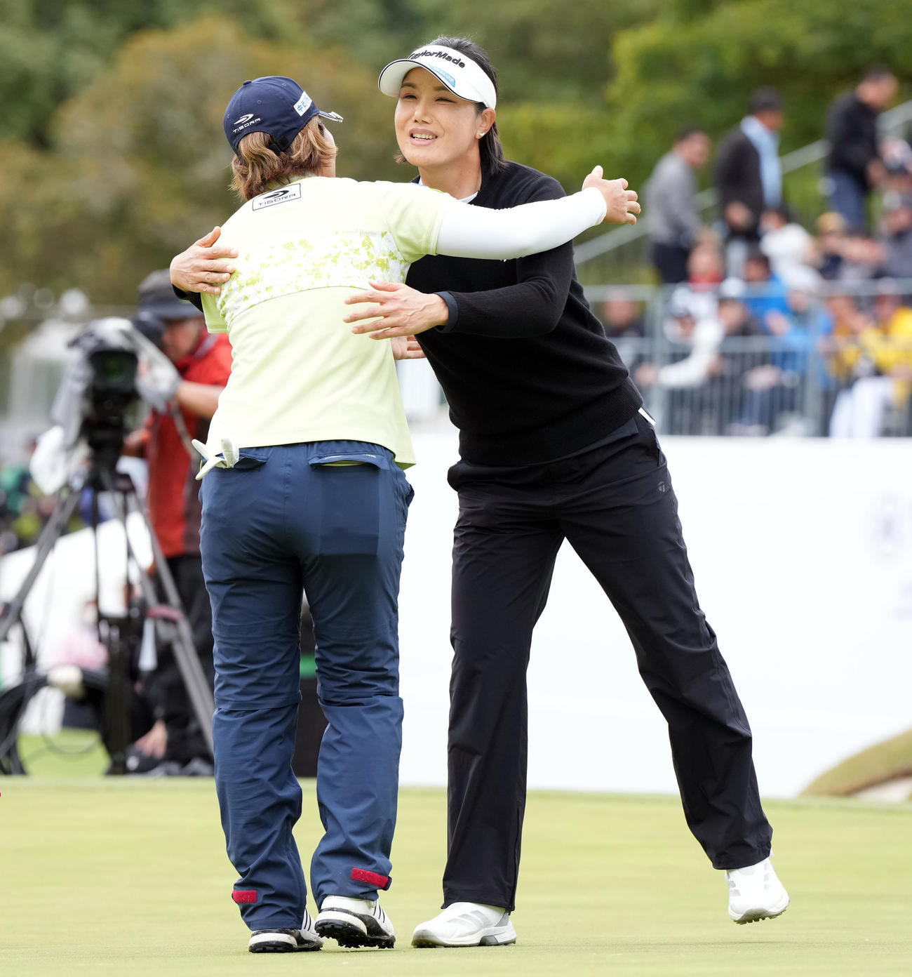 穴井と健闘をたたえ合う全美貞（撮影・たえ見朱実）