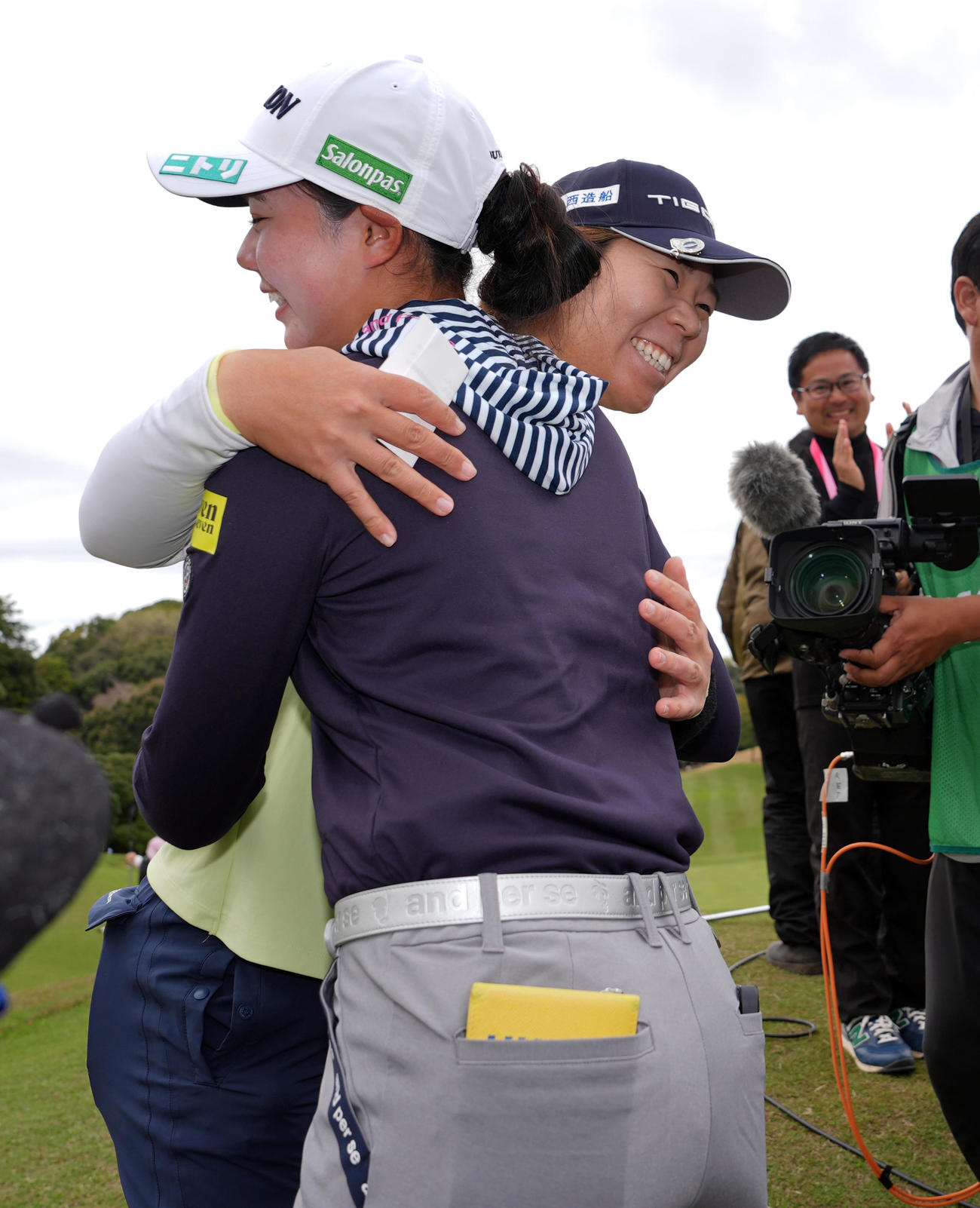 優勝を飾り仲間の祝福に笑顔を見せる穴井（撮影・たえ見朱実）