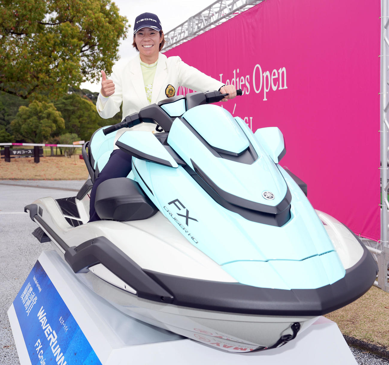 優勝を飾り副賞の水上オートバイに乗りポーズを決める穴井（撮影・たえ見朱実）