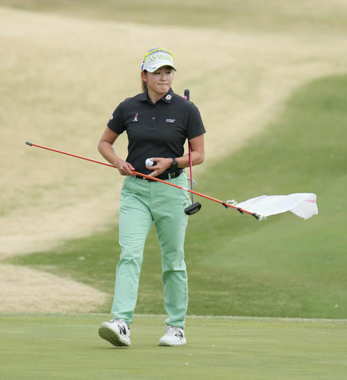 富士フィルム・スタジオアリス女子オープンのプロアマに臨む岩井千（撮影・小沢裕）