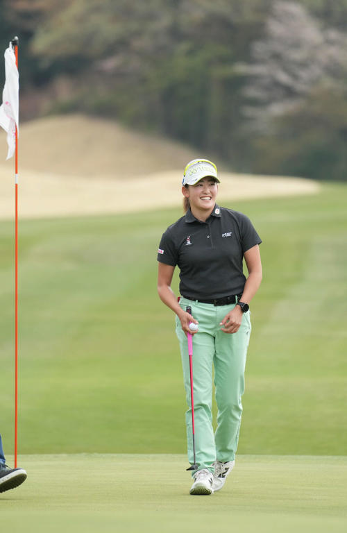 富士フィルム・スタジオアリス女子オープンのプロアマに臨む岩井千（撮影・小沢裕）