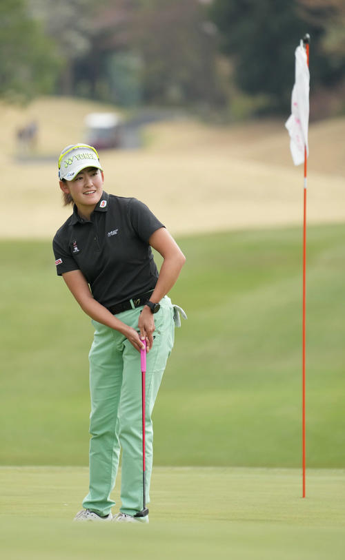 富士フィルム・スタジオアリス女子オープンのプロアマに臨む岩井千（撮影・小沢裕）