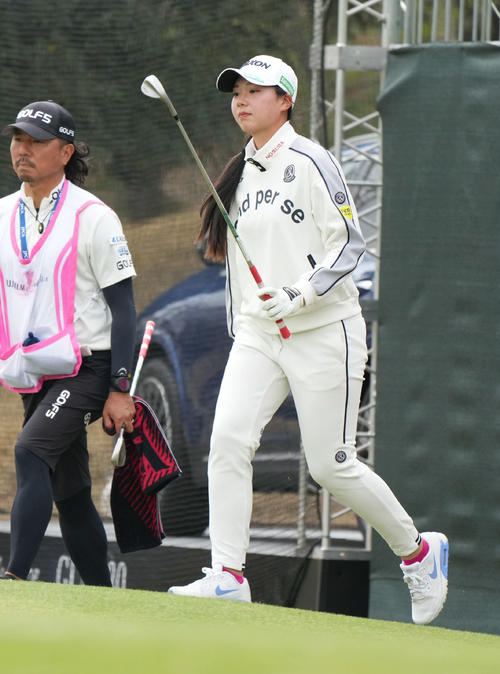 富士フィルム・スタジオアリス女子オープンのプロアマに臨む菅（撮影・小沢裕）
