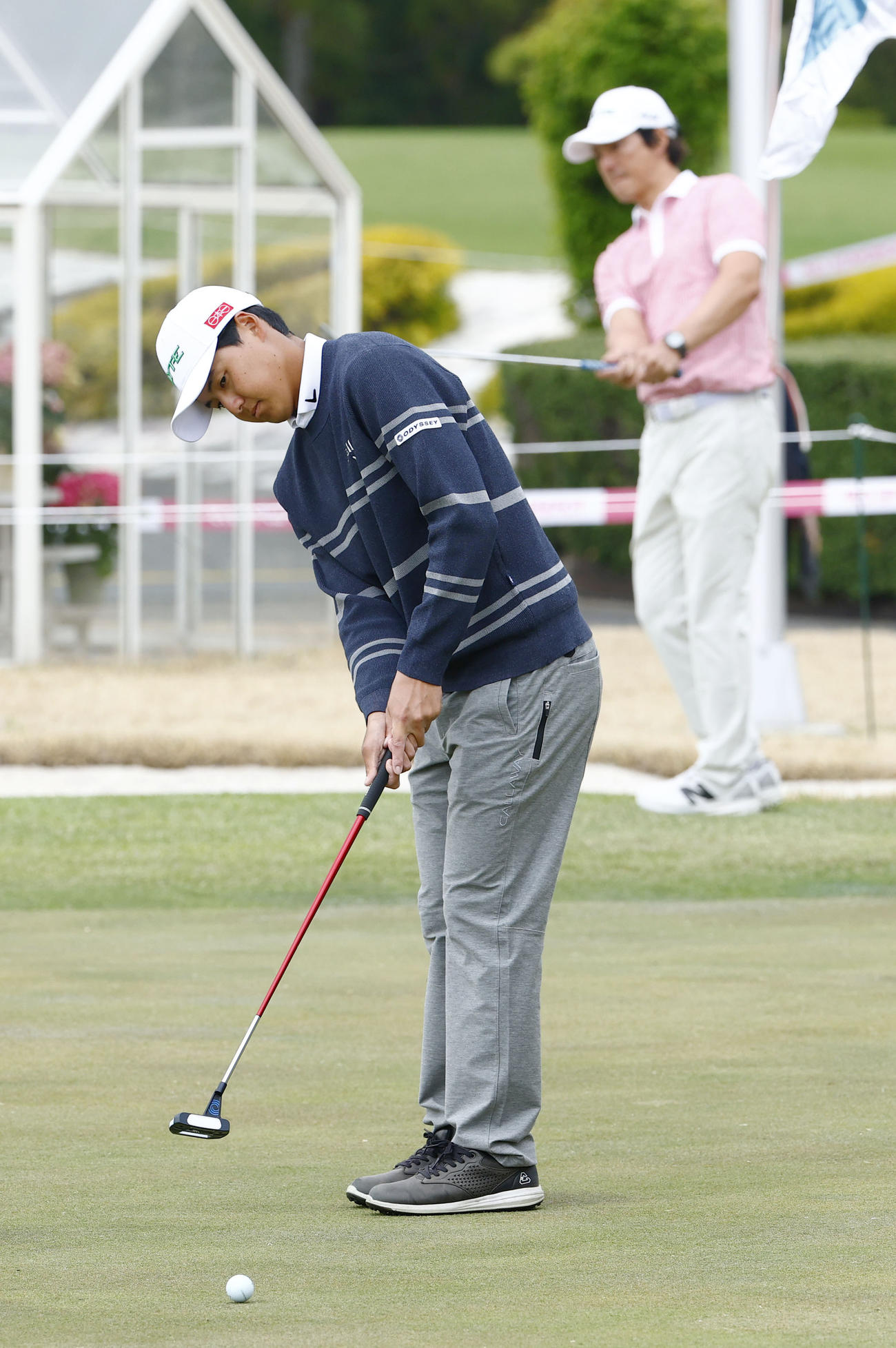 第1日を終え、翌日に向けて調整する石川航。6アンダーの首位で兄の遼（後方）と並んだ