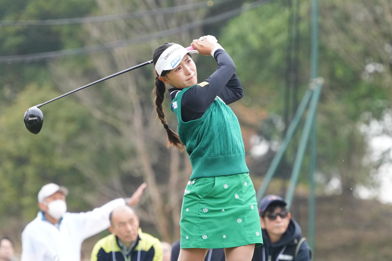 1番、ティーショットを放つ臼井（撮影・小沢裕）