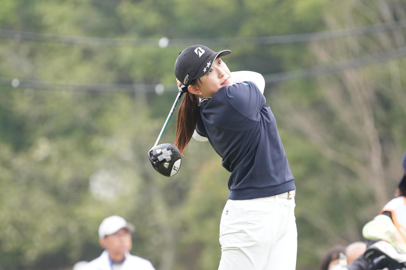 1番、ティーショットを放つ加藤（撮影・小沢裕）