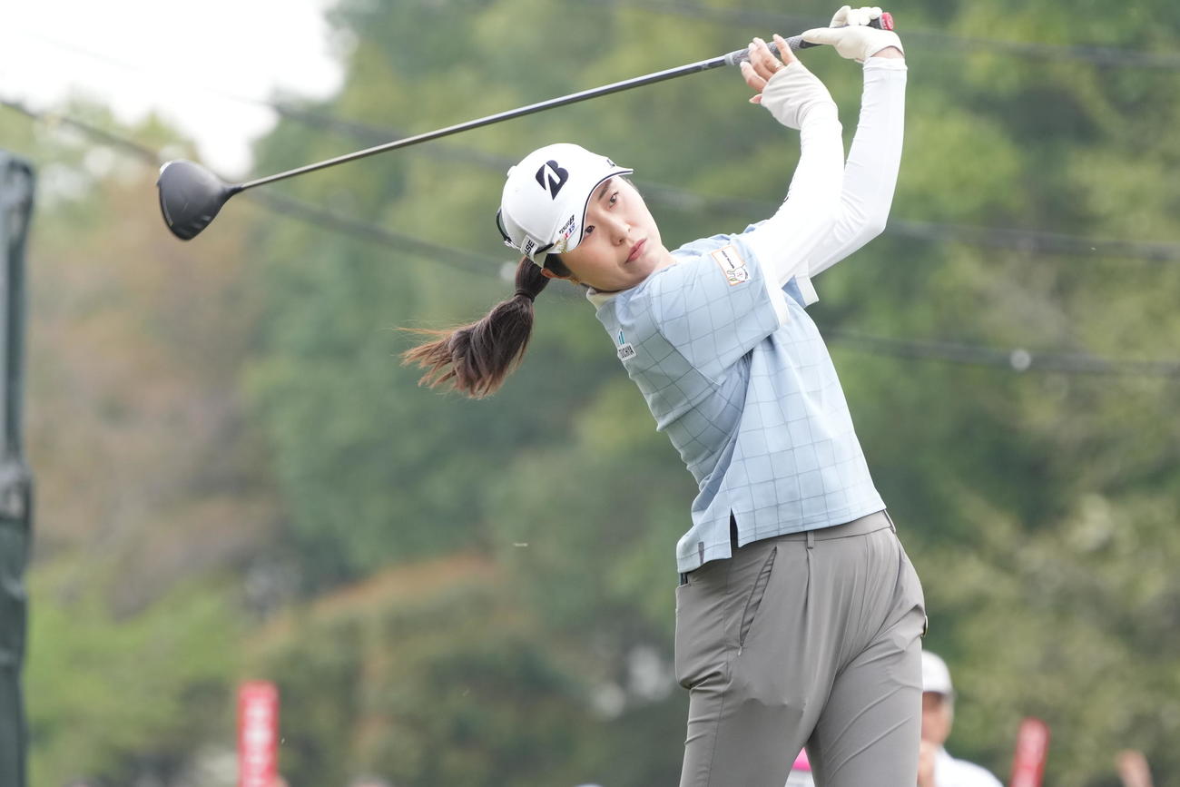 1番、ティーショットを放つ大里（撮影・小沢裕）