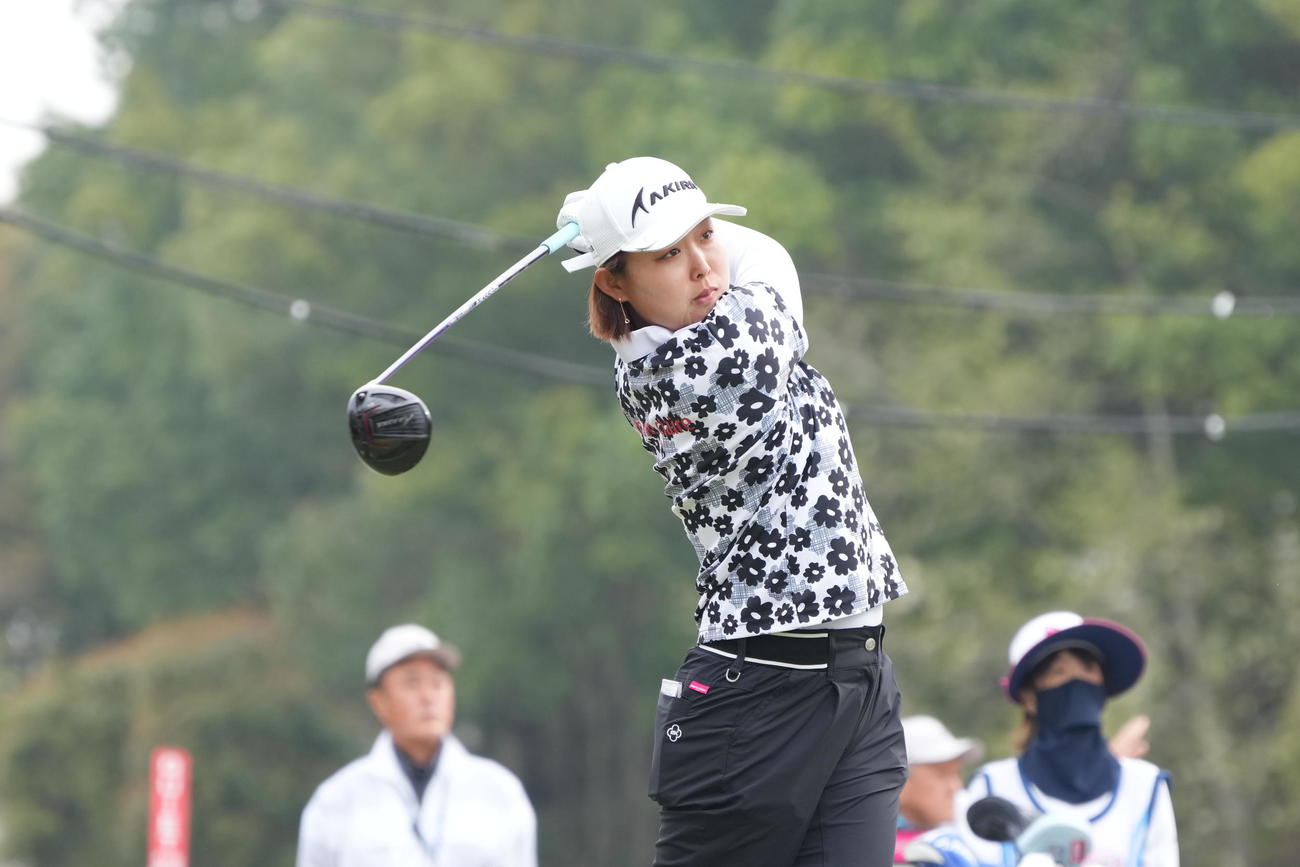 1番、ティーショットを放つ小滝（撮影・小沢裕）