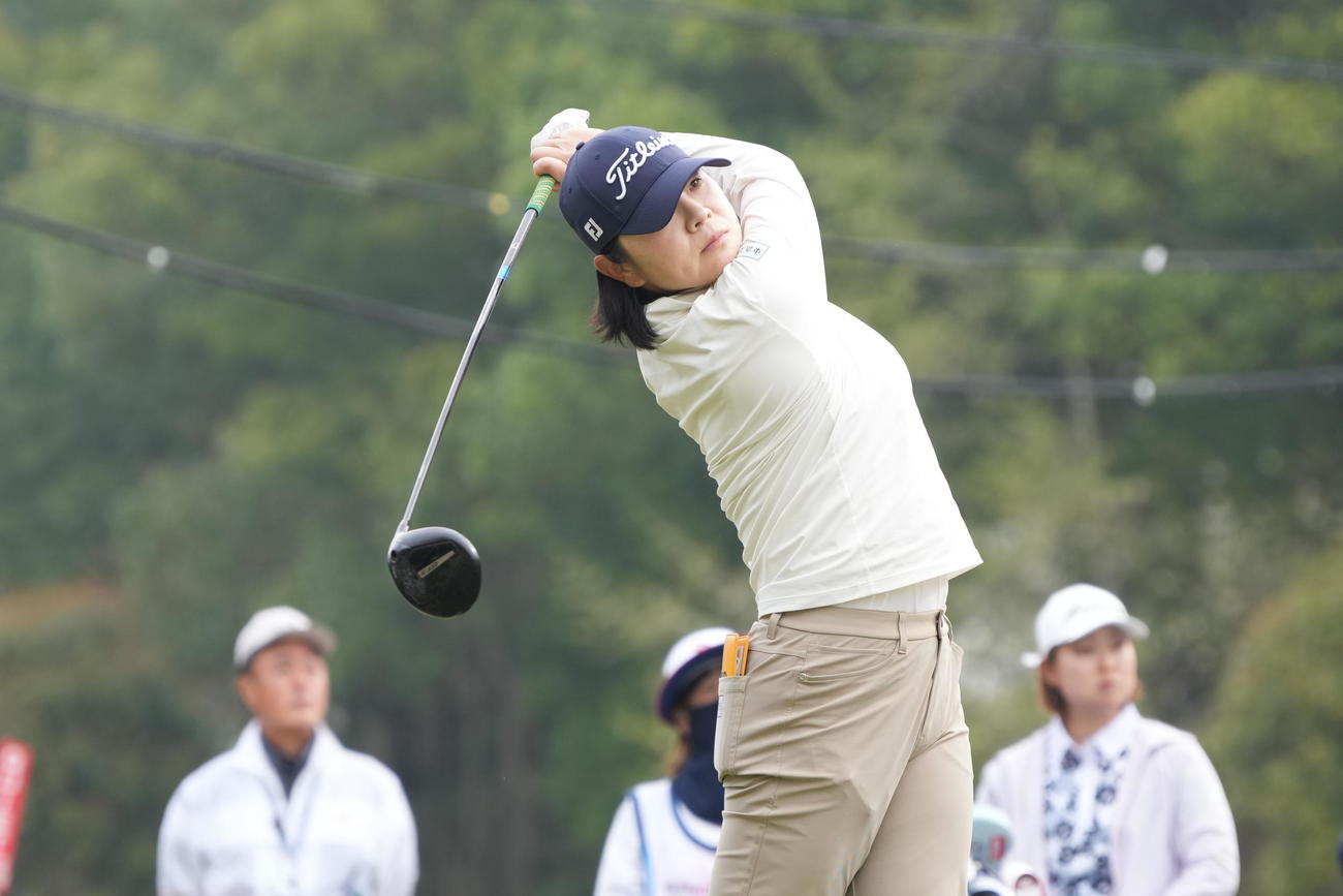 1番、ティーショットを放つイ・ミニョン（撮影・小沢裕）