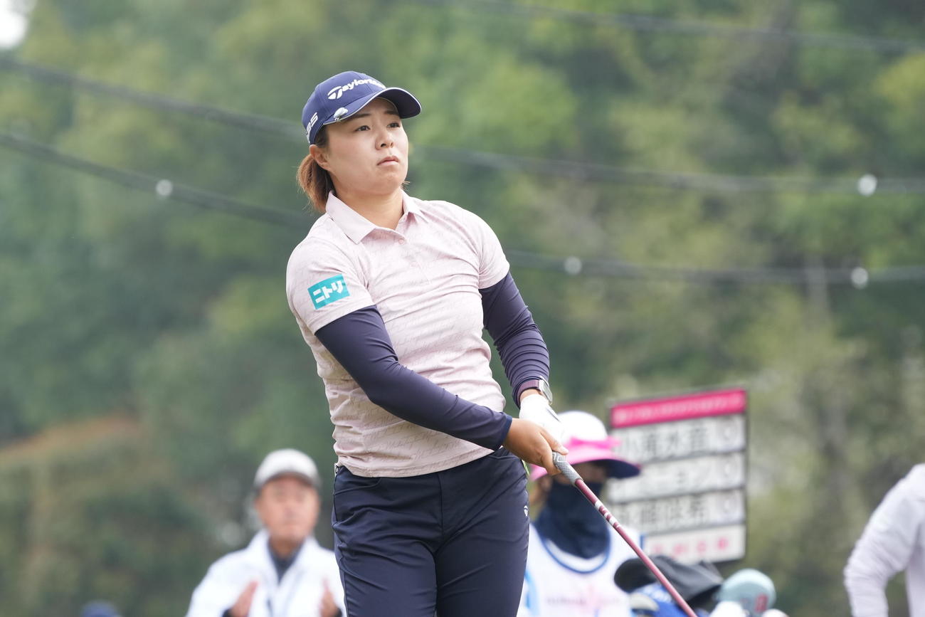 1番、ティーショットを放つ永峰（撮影・小沢裕）
