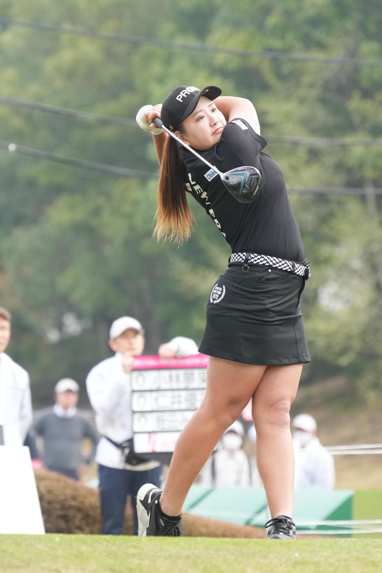 1番、ティーショットを放つ小林夢果（撮影・小沢裕）