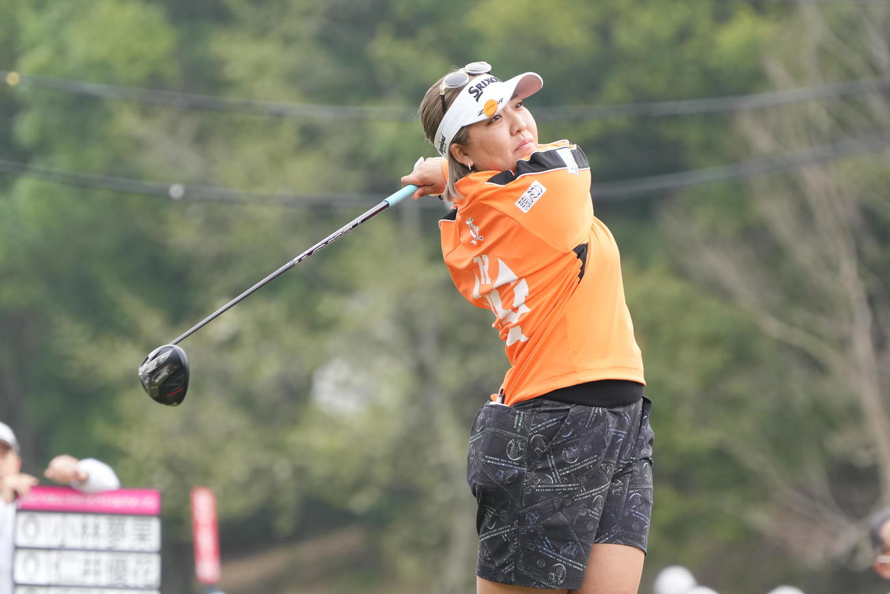 1番、ティーショットを放つ仁井（撮影・小沢裕）