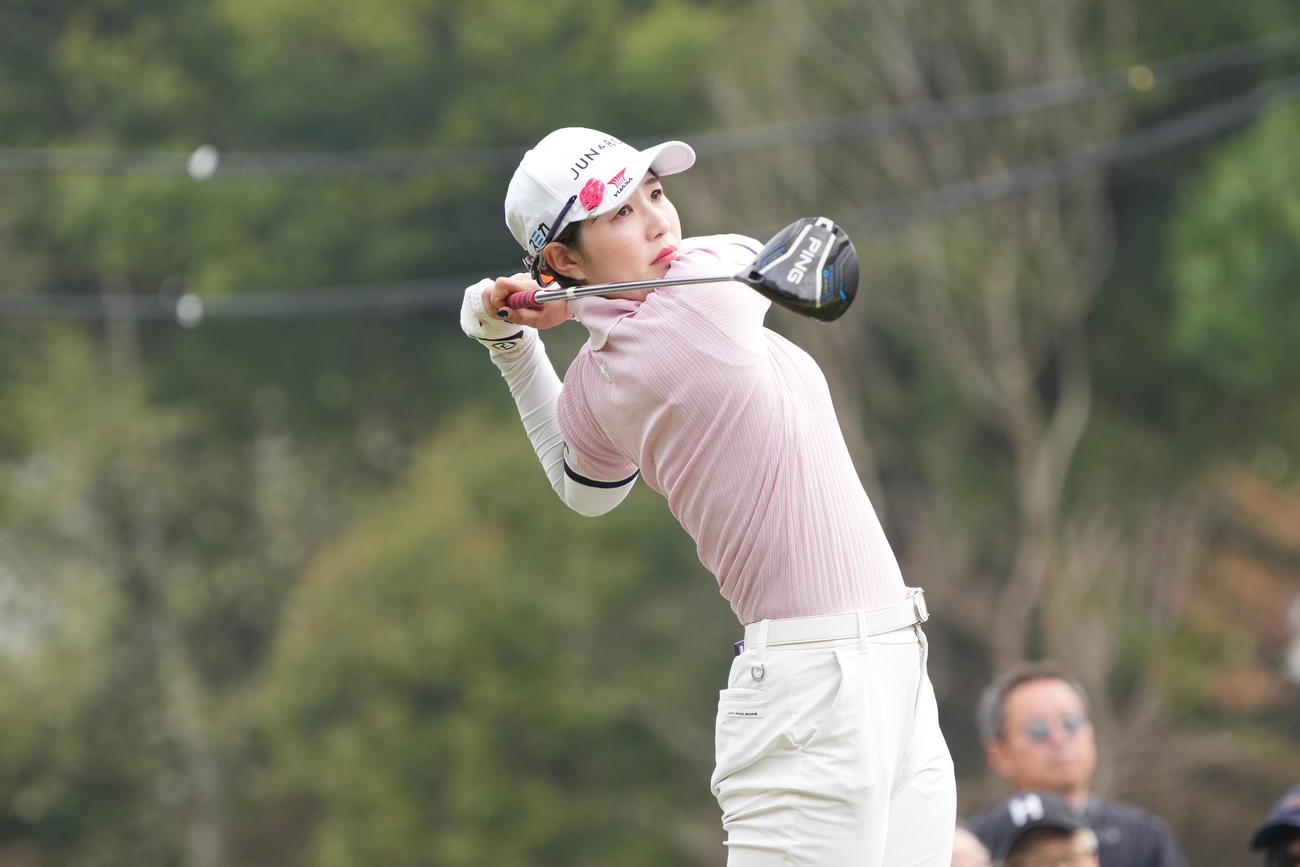 1番、ティーショットを放つ蛭田（撮影・小沢裕）