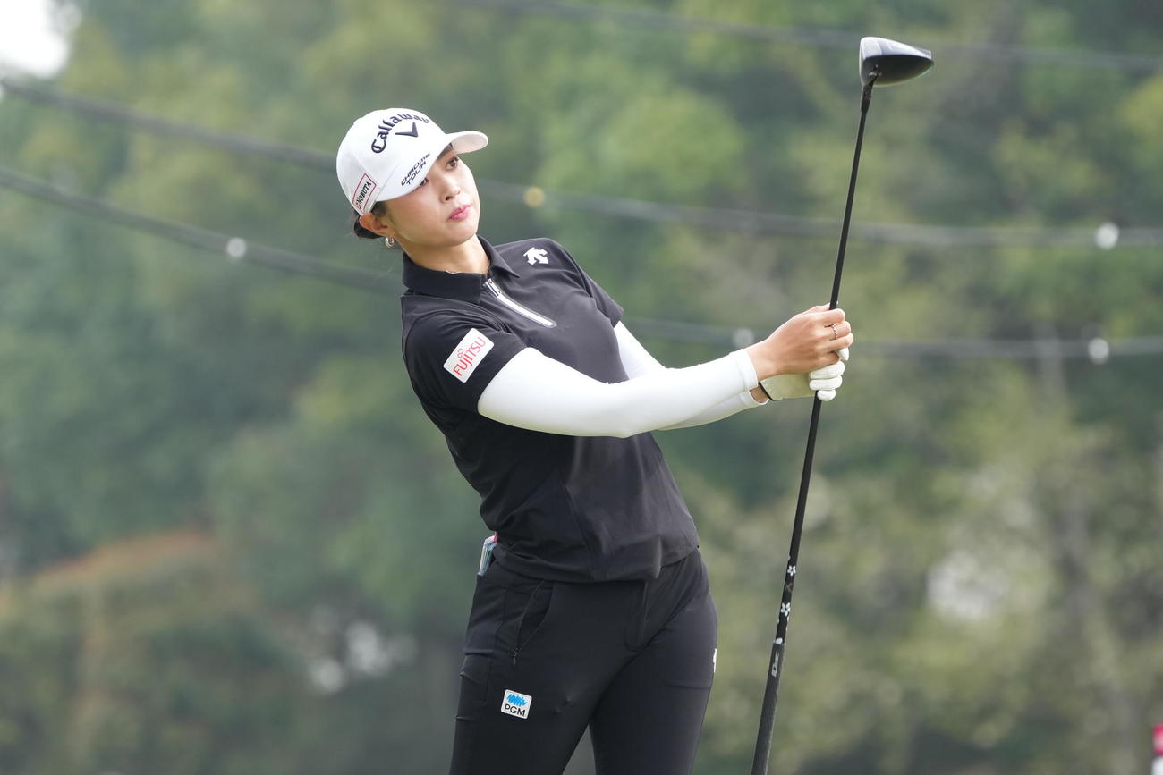 1番、ティーショットを放つ柏原（撮影・小沢裕）