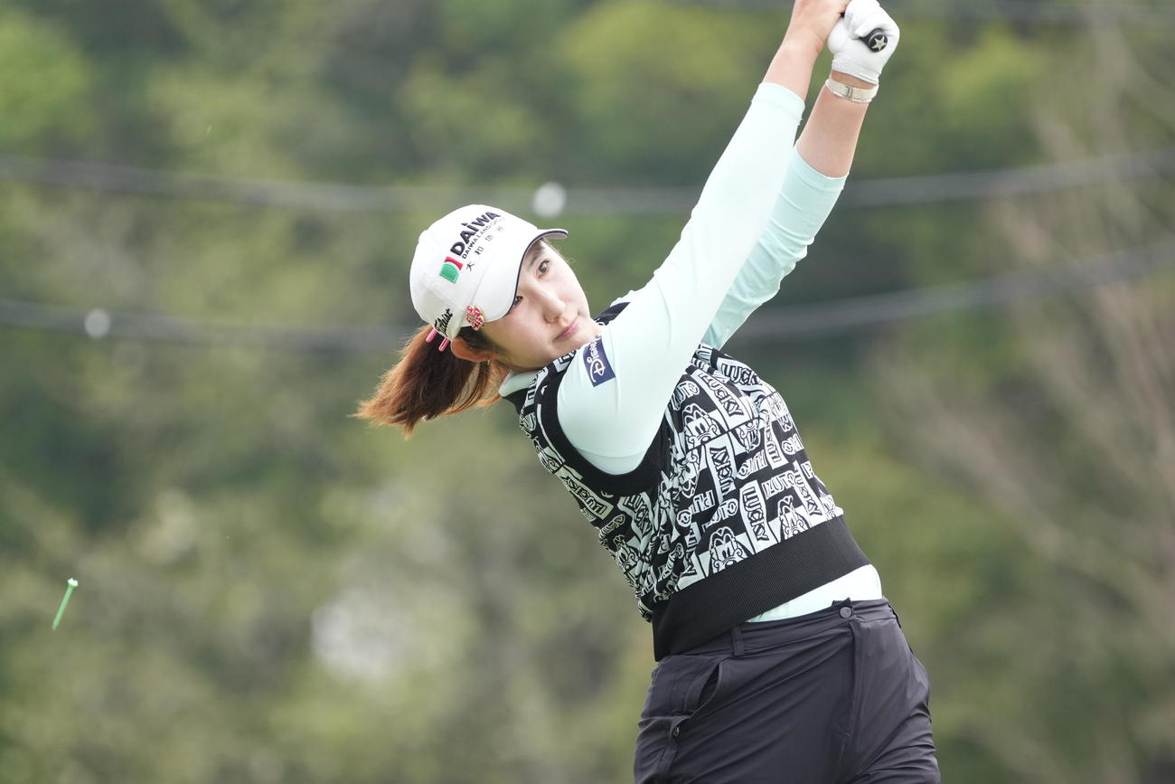 1番、ティーショットを放つぺ・ソンウ（撮影・小沢裕）