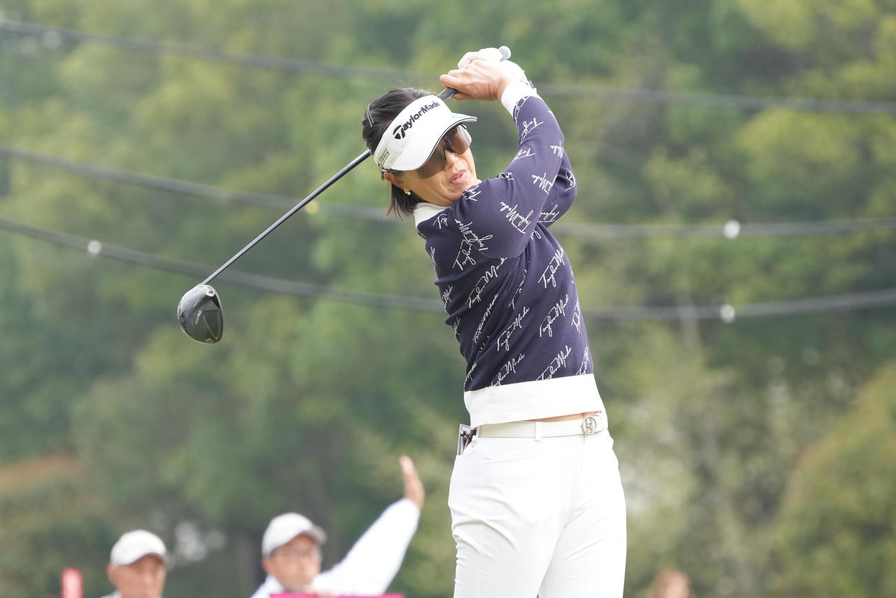 1番、ティーショットを放つ全美貞（撮影・小沢裕）
