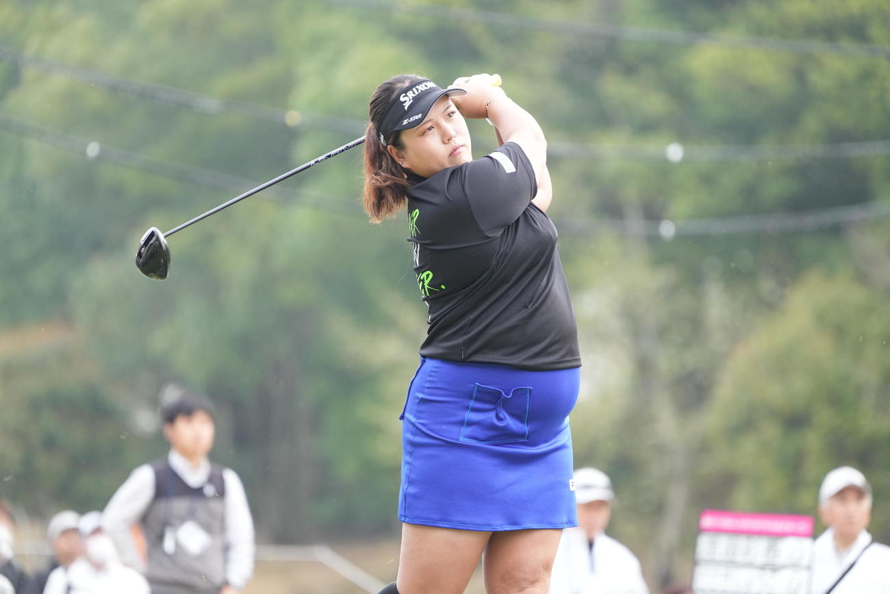 1番、ティーショットを放つささき（撮影・小沢裕）