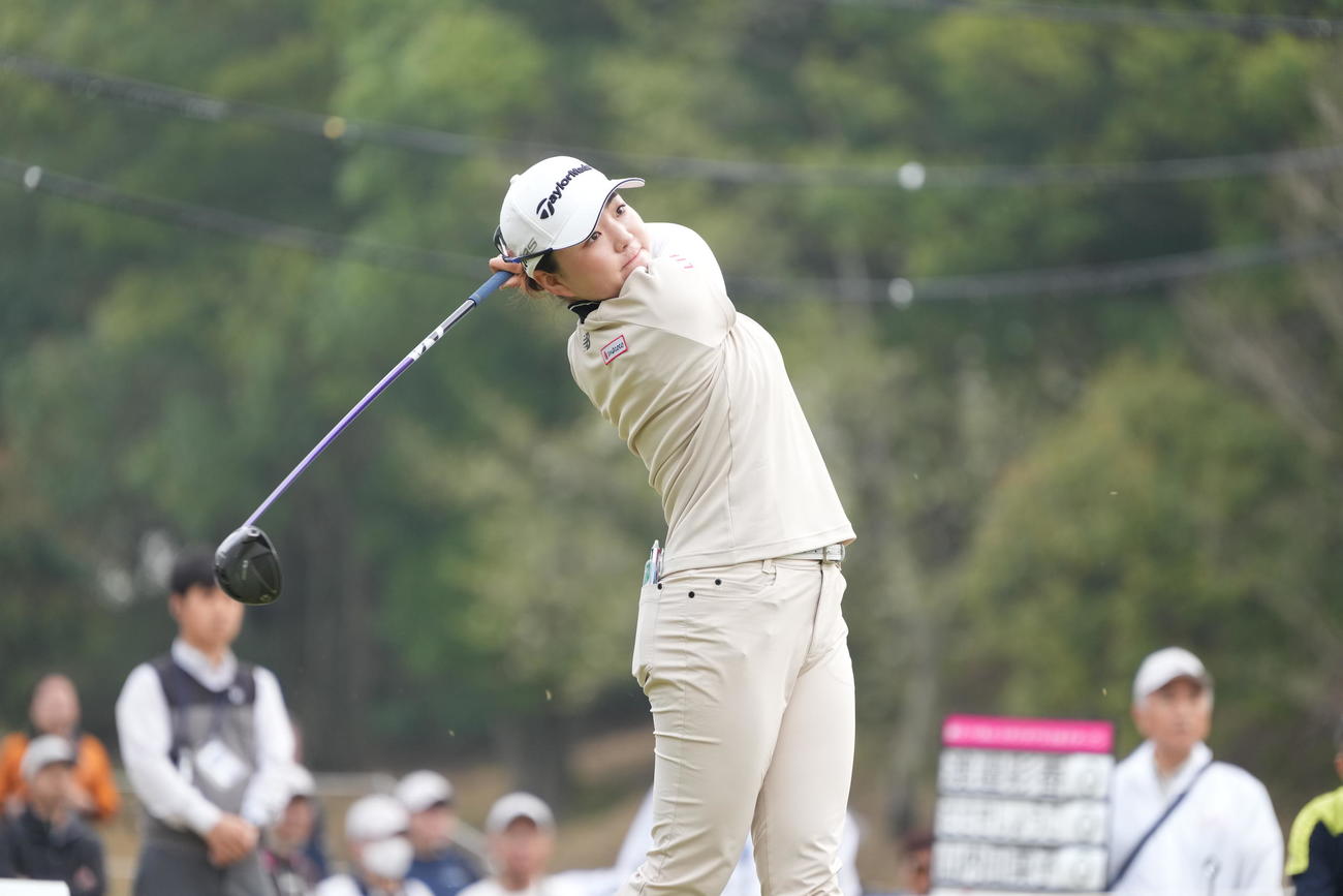 1番、ティーショットを放つ山内（撮影・小沢裕）