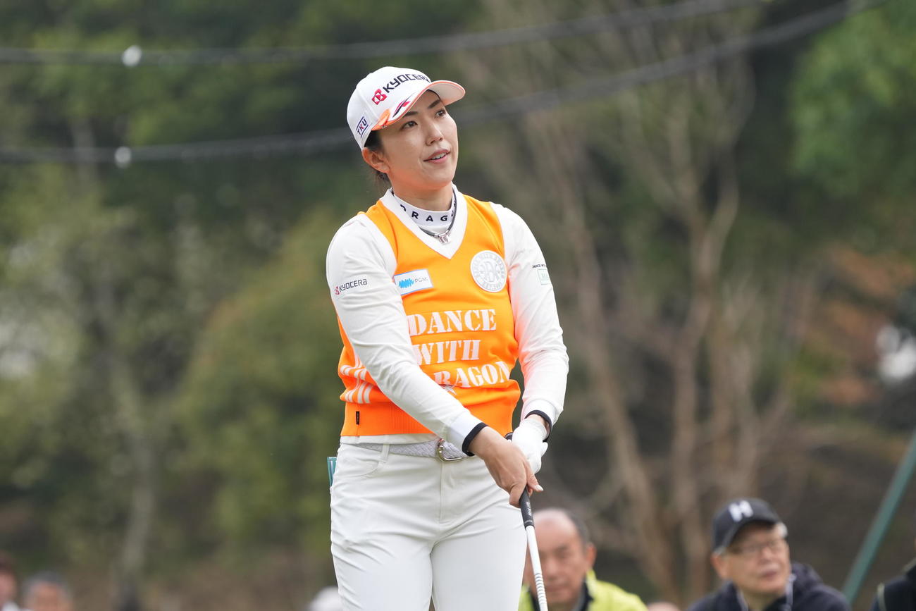 1番、ティーショットを放つ笠（撮影・小沢裕）