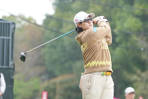 1番、ティーショットを放つ川岸（撮影・小沢裕）