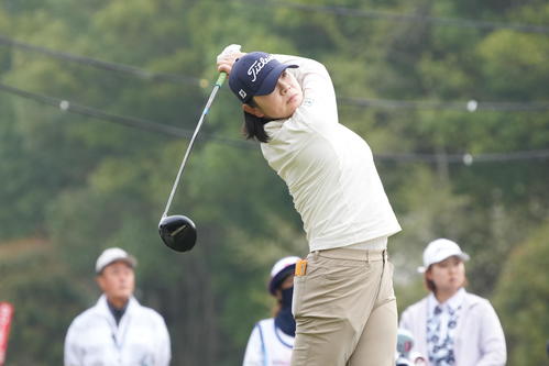 1番、ティーショットを放つイ・ミニョン（撮影・小沢裕）