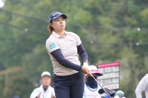 1番、ティーショットを放つ永峰（撮影・小沢裕）