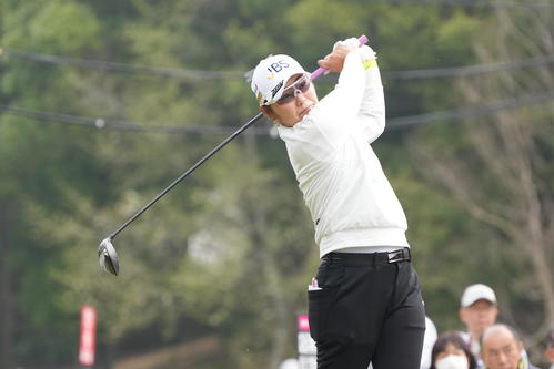 1番、ティーショットを放つ藤田さいき（撮影・小沢裕）