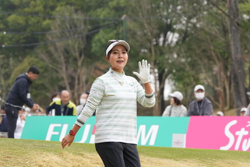 1番、手を振る青木瀬令奈（撮影・小沢裕）