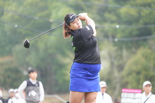 1番、ティーショットを放つささき（撮影・小沢裕）