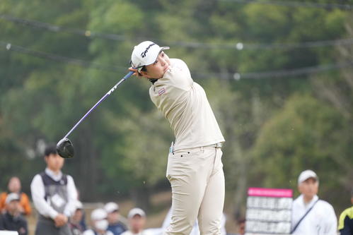 1番、ティーショットを放つ山内（撮影・小沢裕）