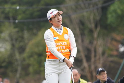 1番、ティーショットを放つ笠（撮影・小沢裕）