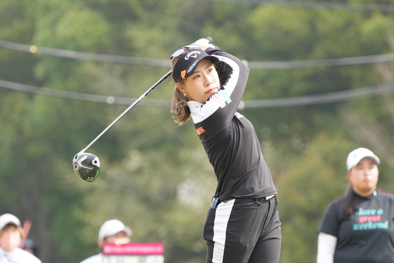 1番、ティーショットを放つ木村（撮影・小沢裕）