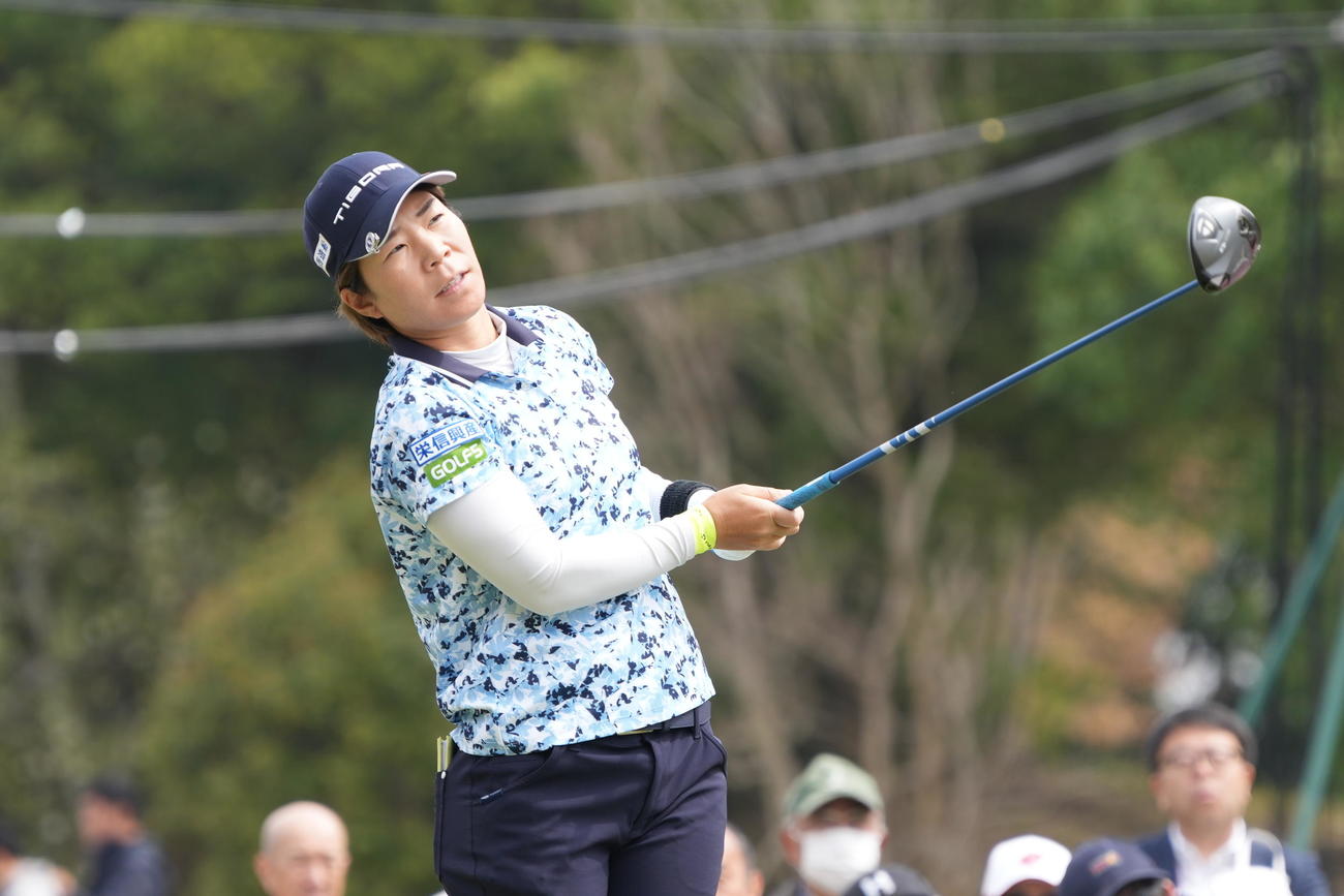1番、ティーショットを放つ穴井（撮影・小沢裕）