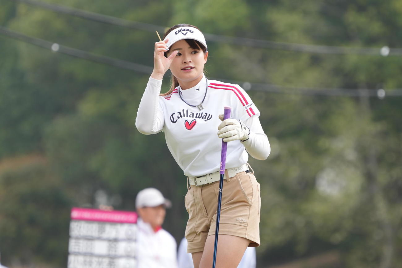 1番、ティーショットの打球を見つめる政田（撮影・小沢裕）