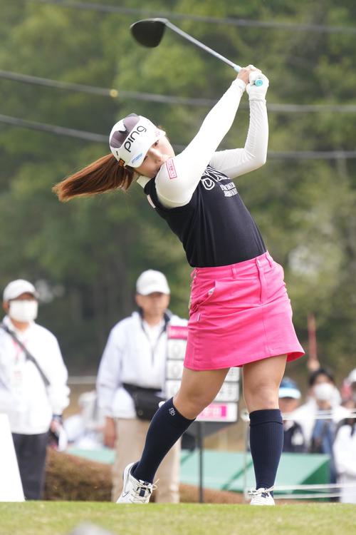 1番、ティーショットを放つ佐久間（撮影・小沢裕）