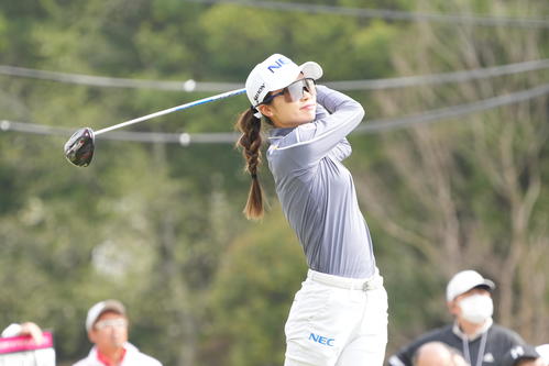 1番、ティーショットを放つ安田祐（撮影・小沢裕）