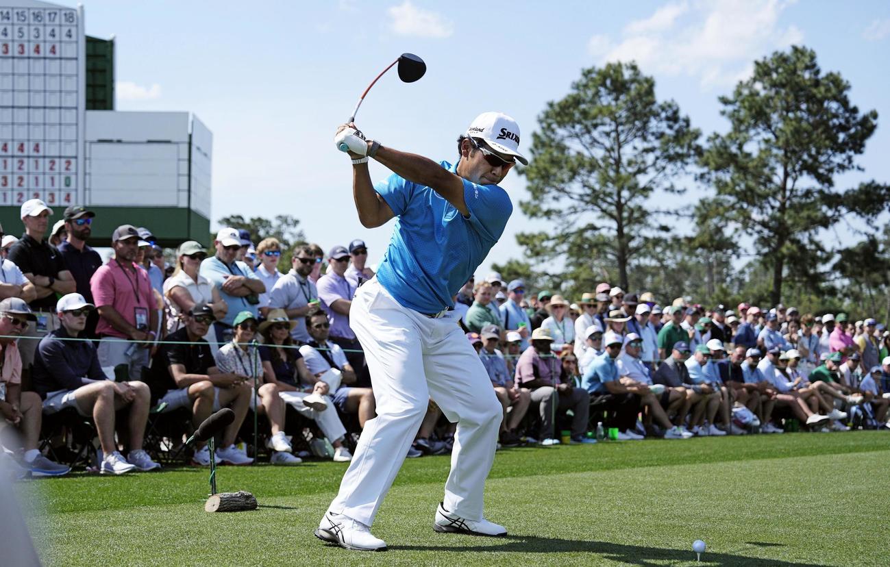 第1ラウンド、8番でティーショットを放つ松山英樹。1オーバーで38位＝オーガスタ・ナショナルGC（共同）